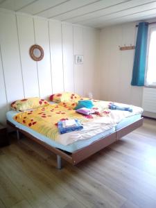 um quarto com uma cama num quarto em Chambre d'hôtes Petit Martel em Les Ponts-de-Martel