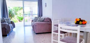 ein Wohnzimmer mit Tisch und Couch in der Unterkunft CORAL BAY suite Cyprus in Coral Bay + 21 Fotos