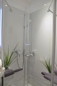 eine Dusche mit Glastür im Bad in der Unterkunft Ferienwohnung Seaview in Meersburg