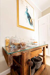 une table avec un dessus en verre dans l'établissement Casa Aydée, à Bergame
