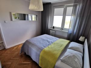 Łóżko lub łóżka w pokoju w obiekcie Apartament Redłowo