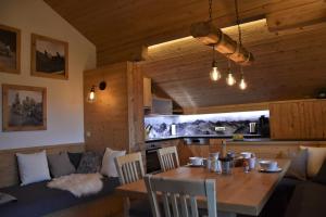 ein Wohnzimmer mit einem Tisch und einem Sofa in der Unterkunft Fuchsbauer in Hopfgarten im Brixental