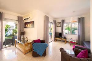 - un salon avec deux canapés et une télévision dans l'établissement Villa Linda Vista, à Marbella