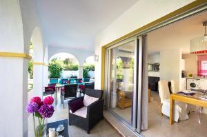 un salon avec une cuisine et une salle à manger dans l'établissement Villa Linda Vista, à Marbella