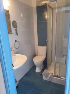 un bagno con wc, lavandino e doccia di Hotel Mike ad Antica Epidauro