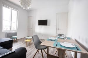 TV a/nebo společenská místnost v ubytování Résidence Duchenois