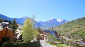 - Vistas a una localidad con montañas de fondo en Mas de Blais appartement Chaleureux à 5 minutes des pistes en Briançon