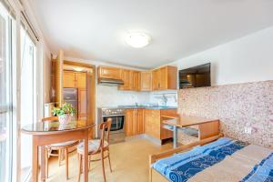 Kuchyň nebo kuchyňský kout v ubytování Fortun Estate - apartmaji ob reki Kolpi