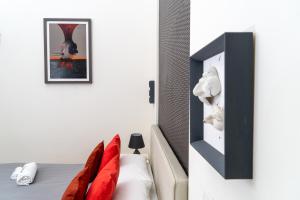 1 dormitorio con 1 cama y una foto de un pájaro en NapoliViva, en Nápoles