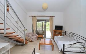 uma sala de estar com uma cama e uma escada em Katerina Apartments em Keramoti