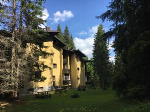 Zdjęcie z galerii obiektu Tuckett Lodge - A large flat for families and groups of friends w Madonna di Campiglio