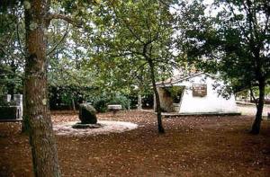 a park with a white building and trees at Casa de la Abuela en el Camino de Santiago a Finiesterre in Negreira