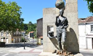 a statue of a man with a soccer ball on his head at Casa de la Abuela en el Camino de Santiago a Finiesterre in Negreira