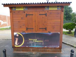 a wooden bus stop with a welcome to nigeria sign at Casa de la Abuela en el Camino de Santiago a Finiesterre in Negreira
