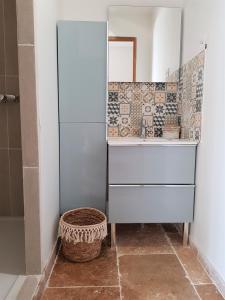 y baño con lavabo y espejo. en VILLA REVA APPARTEMENT, en Les Issambres