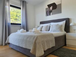 een slaapkamer met een bed en een raam bij Villa La Vita in Baška Voda