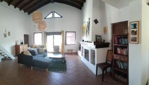 sala de estar con sofá y chimenea en The African House en Tolox