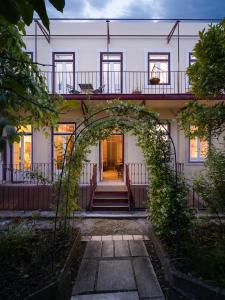 un arco frente a un edificio blanco en O Jardim da Tessa, en Lisboa