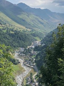 vistas a un río en un valle con montañas en Les Sorbiers Barèges, en Barèges