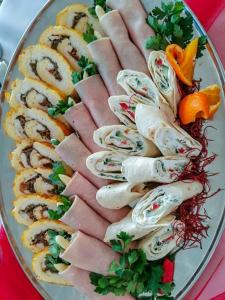 ミエルノにあるAqua House Admirałの牡蠣などの食べ物を盛り付けた皿