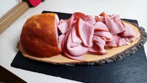 Un sándwich con jamón y pan. en Pension Bergseeblick en Titisee-Neustadt
