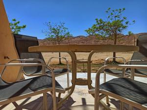 Kibbutz Ketura Guest House的电视和/或娱乐中心