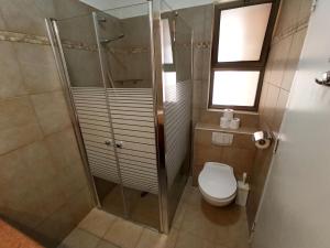 Kylpyhuone majoituspaikassa Kibbutz Ketura Guest House