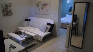A bed or beds in a room at Helen's Welcoming & cozy flat