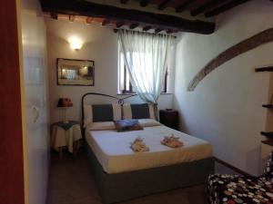 - une chambre avec un lit dans l'établissement Appartamento Crete Senesi, à Castelnuovo Berardenga