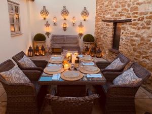 jadalnia z drewnianym stołem i krzesłami w obiekcie Jasmine Cottage w mieście Chipping Campden