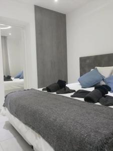 Un pat sau paturi într-o cameră la Georgianno Sea Apartments