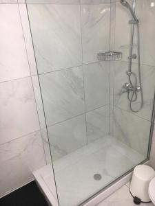 y baño con ducha y puerta de cristal. en Georgianno Sea Apartments, en Protaras