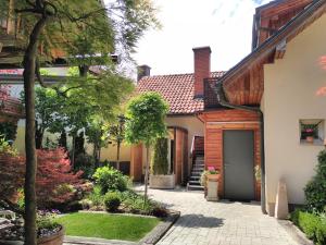 ein Haus mit einem Innenhof und einer Auffahrt in der Unterkunft ABC apartments in Kamnik
