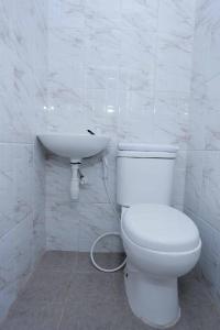 A bathroom at Amethyst cengkareng syariah
