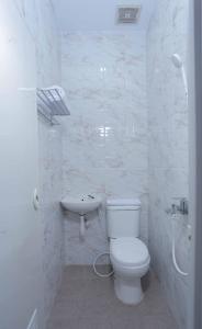 A bathroom at Amethyst cengkareng syariah