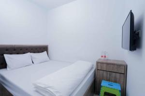 A bed or beds in a room at Amethyst cengkareng syariah