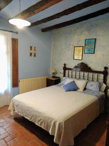 um quarto com uma cama grande num quarto em Cal Gorro em Arnés
