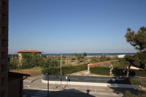 a view of a road with the ocean in the background at Villa Gloria appartamento E01 in Rosolina Mare +5 photos