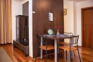 a dining room with a table and chairs in a room at Predeal Fine Apartaments Clabucet in Predeal