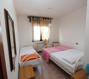 Ein Bett oder Betten in einem Zimmer der Unterkunft Villa Gloria appartamento E02