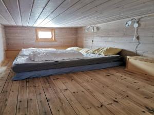 ein Schlafzimmer mit einem Bett in einem Holzzimmer in der Unterkunft Ørterstølen Hytter in Gol