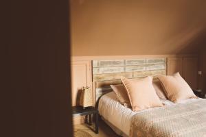 - une chambre avec un lit et une tête de lit en bois dans l'établissement Le Pré Rainette, Chambres d'Hôtes de Charme, à Sorrus