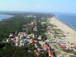 an aerial view of a town next to the beach at Villa Gloria appartamento E02 in Rosolina Mare +6 photos