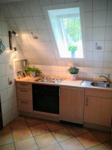 cocina con fregadero y ventana en Ferienwohnungen / Ferienhaus Wahlers en Bispingen