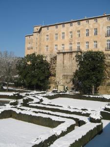 a snow covered garden in front of a building at Lavandaline in Entrecasteaux