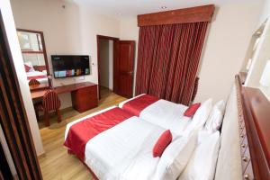 TV/trung tâm giải trí tại Al Liwan Suites Rawdat Al Khail