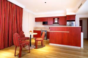 Nhà bếp/bếp nhỏ tại Al Liwan Suites Rawdat Al Khail