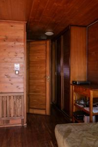 una camera con pareti in legno, una porta e un tavolo di Bora Bora na Slnečných jazerách a Senec
