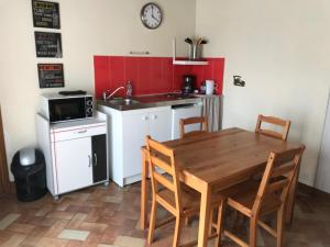 Kuchyň nebo kuchyňský kout v ubytování Gîtes Chambres d'hôtes Entre Terre & Mer + 28 fotografií