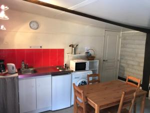 Kuchyň nebo kuchyňský kout v ubytování Gîtes Chambres d'hôtes Entre Terre & Mer